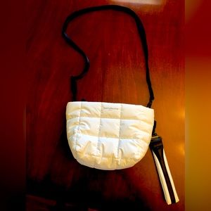 VeeCollective Porter clutch White. EUC